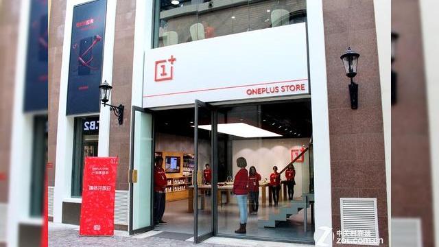 <b>OnePlus va inaugura un magazin special OnePlus Store În Beijing; Oferă un mediu plăcut și atractiv de socializare și cumpărături</b>Modelul Apple Store a fost deja urmat și de către Microsoft sau HTC, iar acum și OnePlus adopta aceeași rețetă, deși gama să de telefoane include practic un singur model. Cu un an în urmă nici nu știam de existența companiei și iată că acum...