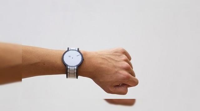 <b>Sony pregătește un ceas smart bazat pe tehnologia e-paper</b>Sony pregătește un ceas fabricat folosind tehnologia e-paper și ar putea să îl lanseze la anul. Deocamdată produsul e în faza de test și cadranul și cureaua acestui device vor fi fabricate dintr-un material special, brevetat de Sony. &nbsp; El va...