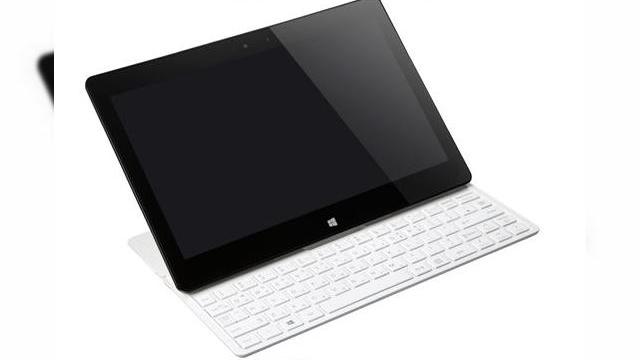 <b>LG pregătește un rival pentru Microsoft Surface Pro 3, un hibrid cu Windows 8.1</b>LG ar pregăti un terminal hibrid cu Windows 8.1, care să rivalizeze cu Microsoft Surface Pro 3. Cei de la CNET au aflat de existența acestui model, care ar putea sosi chiar la CES 2015 sau MWC 2015. &nbsp; E vorba despre o tabletă cu tastatura...