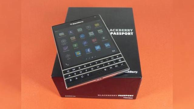 <b>BlackBerry Passport Unboxing: Întoarcerea tastaturii QWERTY Într-un ambalaj elegant și un format surprinzător (Video)</b>BlackBerry Passport a sosit la Mobilissimo.ro, după ce terminalul a fost perceput de media și analiști ca salvatorul brandului BlackBerry. Telefonul ne-a fost oferit în teste de către Quickmobile.ro, care îl vinde pe negru sau alb la prețul de...