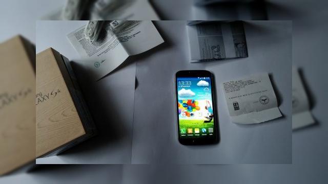 <b>Modelele Samsung Galaxy S4 resigilate cumpărate cu 1 leu de la eMAG.ro au Început să sosească; Surpriză - unele sunt modele noi!</b>Cu câteva zile în urmă Mobilissimo.ro relata&nbsp;în premieră în România că eMAG.ro are o aparentă greșeală a prețurilor pe pagină de produse resigilate. Am dat pontul pe Facebook și noi și alți norocoși am prins telefonul Samsung Galaxy...