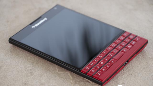 <b>Varianta de culoare roșie a lui BlackBerry Passport scoasă din cutie În fața camerei</b>Un telefon care a ajuns de curând și la noi, este BlackBerry Passport, device ce adoptă o formă destul de interesantă la prima vedere și care beneficiază de o combinație între un display touch de 4.5 inch și o tastatură qwerty. în timp ce în...