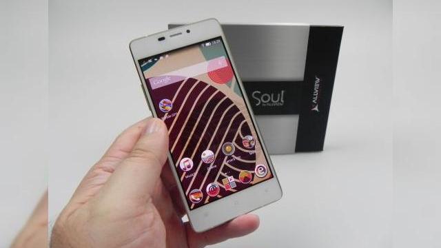 <b>Allview X2 Soul Mini Unboxing + Concurs: cel mai subțire telefon din România vine cu accesorii elegante (Video)</b>Allview X2 Soul Mini a ajuns la Mobilissimo.ro, atât pentru recenzie, cât și pentru un concurs, care poate aduce cel mai subțire telefon mobil din România în buzunarele voastre. Acest device a fost lansat în luna octombrie și măsoară doar 5.15...