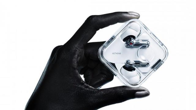 <b>Nothing lansează căştile Ear şi Ear (a), cu design transparent, autonomie extinsă, ANC</b>Nothing a lansat în sfârşit noile sale produse audio, care au primit atât de multe teasere în ultima vreme. E vorba despre Nothing Ear şi Nothing Ear (a). De fapt primul trebuia să se numească Ear (3), dar compania a decis să facă 