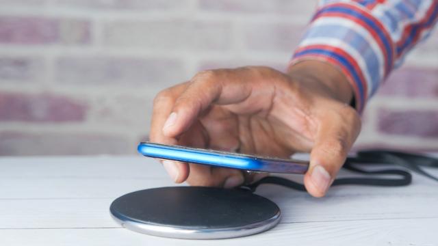 <b>NFC nu e doar pentru plată: Android 15 ar putea aduce încărcarea wireless prin această tehnologie</b>Android 15 vine cu o noutate care ar putea schimba jocul: încărcarea wireless prin NFC. Se pare că Google lucrează la adăugarea acestei funcționalități, care ar permite transferul de energie între dispozitive folosind comunicația în câmp apropiat (NFC)..