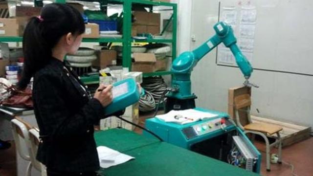 <b>Roboții pregătiți de Foxconn pentru asmblarea terminaleor iPhone 6 nu se dovesc a fi destul de preciși pentru cerințele Apple</b>Cu toate că cei de la Foxconn se bazează pentru producția terminalelor mobile în special pe angajați, de curând, aceștia au introdus o primă generație de roboți care au rolul de a ajuta la asamblarea noilor device-uri iPhone 6, respectiv iPhone...