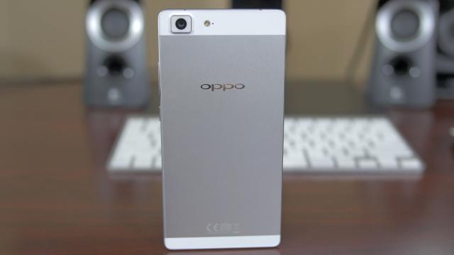 <b>Oppo R5, terminalul cu grosime de doar 4.85 mm scos din cutie de cei de la PhoneDog; iată primele impresii</b>După ce acum aproximativ o lună, producătorul chinez Oppo dezvăluia unul dintre cele mai subțiri smartphone-uri din lume, și anume modelul Oppo R5, recent acesta a ajuns și pe mâna unor numeroase publicații online, cum este și cazul celor de la...