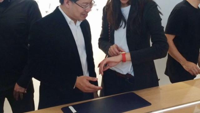 <b>Apple Store-urile angajează experți În domeniul fashion pentru a promova Apple Watch</b>Apple Watch a apărut deja pe coperta revistei Vogue în China, deci e clar asociat industriei fashion. Ei bine, acum Apple Store-urile încearcă să promoveze acest produs folosind experți fashion și cei care au lucrat în zona produselor de lux....