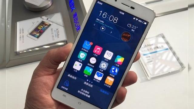<b>Vivo X5 Max, cel mai subțire smartphone din lume (4.75 mm) este scos din cutie</b>La doar câteva minute de la evenimentul de lansare oficial ce a avut loc în China, Vivo X5 Max a ajuns și pe mâna celor de la cnbeta.com, publicație online ce ne prezintă un prim unboxing al celui mai subțire smartphone din lume sub forma unei...