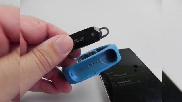 <b>Huawei Talkband B1 review: brățara de fitness tracking cu headset integrat și câteva imperfecțiuni (Video)</b>Huawei Talkband B1 este o brățară de fitness tracking și în același timp un device ce integrează un headset Bluetooth. Produsul a fost prezentat la Mobile World Congress 2014 în Barcelona, unde se afla trimisul nostru Zsolt. El se uita insistent...