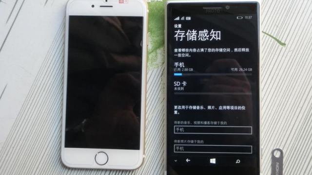 <b>Nokia McLaren (Lumia 1030) este comparat În imagini cu iPhone 6</b>Un device ce fost văzut de nenumărate ori în ultimul timp pe web este și Nokia Lumia 1030, sau mai bine zis Microsoft McLaren, terminal ce avea să ajungă pe piață ca succesorul lui Nokia Lumia 1020, cameraphone-ul care și astăzi este în top...