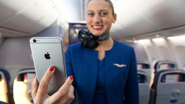 <b>Compania aeriană United Airlines oferă 23.000 de terminale iPhone 6 Plus Însoțitorilor de zbor</b>în cazul în care vă numărați printre cei care călătoresc destul de mult în jurul lumii, de acum înainte veți putea observa faptul că însoțitorii de zbor vor avea la îndemână un smartphone iPhone 6 Plus, dispozitiv ce se va regăsi în...