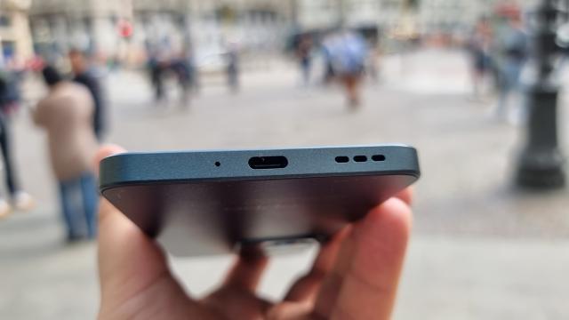 <b>OPPO Reno11 F 5G: Conectivitate ca de flagship, cu Wi-Fi 6, dar fără eSIM</b>Cu telefoanele OPPO nu îmi aduc aminte să fii avut probleme la capitolul conectivitate. Reno11 F 5G este un model mid-range, dar beneficiază de conectivitate Wi-Fi 6, ca orice terminal răsărit din 2024. Aduce un port USB-C cu funcționalitate OTG