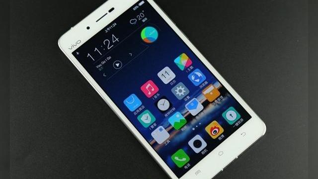 <b>Iată cum e construit cel mai subțire telefon din lume: Vivo X5 Max disecat În China</b>Vivo X5 Max este cel mai subțire smartphone din lume în acest moment, având o grosime de doar 4.75 mm și toată lumea se întreabă cum a fost atinsă aceasta performanta. și asta mai ales dacă avem în vedere că terminalul vine și cu două...