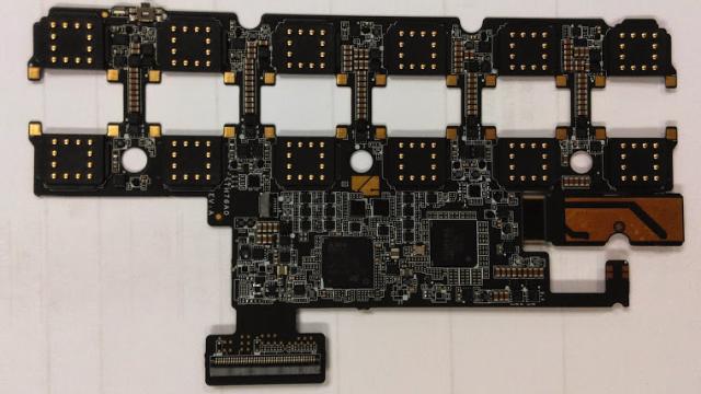 <b>Noi detalii despre Project Ara: un nou prototip În lucru și Ara Marketplace pus pe picioare</b>Azi aflăm noi detalii despre evoluția lui Project Ara, pe măsură ce ne apropiem de o lansare comercială a telefoanelor modulare de la Google. Se pare că un nou prototip de Ara Phone numit Spiral 2 a fost prezentat pe Google+. &nbsp; Noul device...