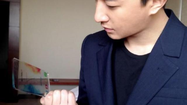 <b>Coolpad Dazen X7 va aduce o carcasă realizată complet din sticlă, lansarea sa ar putea avea loc În ianuarie</b>Recent, pe platforma de socializare chineză Weibo, cântărețul de muzică pop Han Geng a publicat o poză cu un prototip al unui smartphone pregătit de către Coolpad, și anume al modelului Dazen X7. Din câte putem vedea, acest prototip ne prezintă...