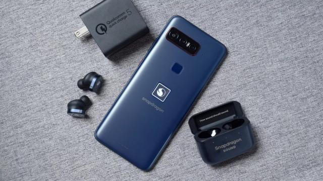<b>QuickMobile vinde telefoane prototip folosite pentru a testa procesoarele Qualcomm Snapdragon; Cât costă?</b>În eterna noastră căutare după telefoane inedite am dat peste unul cu adevărat insolit în oferta celor de la Quickmobile. E în stoc şi e vorba despre un ASUS Snapdragon Insiders, un telefon în general menit pentru testarea procesoarelor Qualcomm încă..