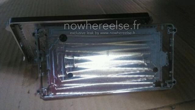 <b>Carcasa metalică a lui Samsung Galaxy S6 se afișează În imagini live</b>După ce mai devreme în cursul acestei zile descopeam că Samsung Galaxy S6 a sosit pe piața din India pentru a fi testat înaintea lansării oficiale, iată că acum primim și o serie de fotografii ce ne prezintă carcasa sa metalică. &nbsp; Din...
