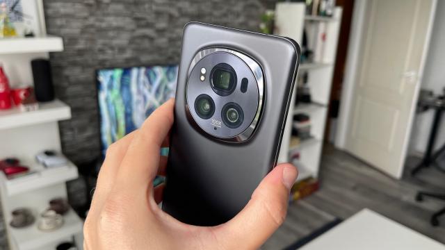 <b>HONOR Magic6 Pro: Design de tanc dacă e rost de "tăvăleală", cameră polarizantă</b>HONOR Magic6 Pro iar designul lui Magic5 Pro şi face ceva ce americanul ar numi "doubling down". Dacă v-a plăcut acel design din 2023, o să vă placă şi mai mult cel nou. Dacă nu v-a plăcut, o să vă displacă şi mai mult. Disponibil pe negru, verde