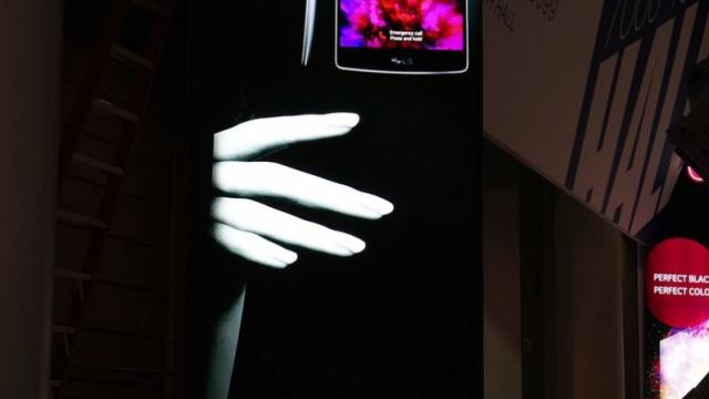 <b>CES 2015: LG G Flex 2 se afișează pe un poster CES 2015; Iată cum arată noua creație a sud-coreenilor</b>Astăzi, cu doar puțin înainte de startul show-ului CES 2015, prin intermediul celor de la Verge descoperim o primă fotografie publicitară ce dezvăluie lansarea oficială a smartphone-ului curbat LG G Flex 2, debut despre care scriam chiar aici acum...