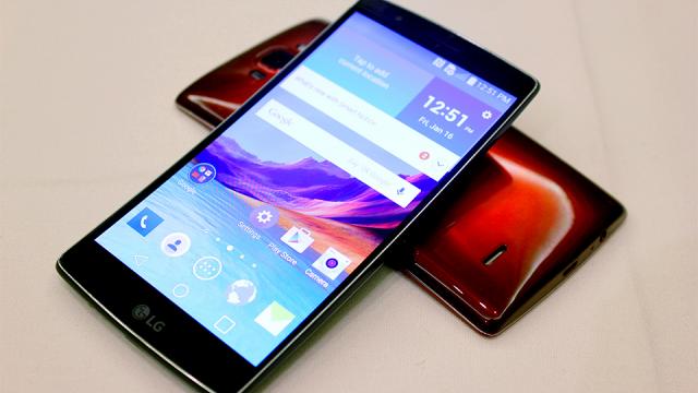 <b>CES 2015: LG G Flex 2 primește un video hands-on direct din Las Vegas</b> După ce acum câteva clipe LG G Flex 2 a fost dezvăluit oficial, moment în care specificațiile sale complete au ieșit la iveală, iată că la scurt timp publicațiile tech prezente la fața locului au avut ocazia să pună mâna pe noul...