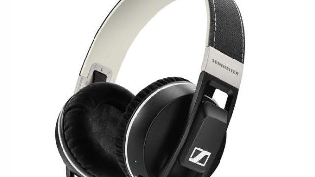 <b>CES 2015: Sennheiser anunță noi căști Bluetooth din seria Momentum; ni se promit până la 22 ore de autonomie</b>Dacă zilele acestea am tot asistat indirect la numeroase evenimente de lansări a unor smartphone-uri care mai de care mai interesante, iată că astăzi cei de la Sennheiser anunță o serie de căști Bluetooth over-ear ce vin să completeze...