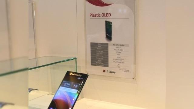 <b>CES 2015: LG dezvolta un display dual edge, expus la CES pe un prototip, ne oferă o posibilă viziune asupra lui Galaxy S6 Edge</b>Pe lângă prezentarea lui LG G Flex 2 la CES 2015, LG a expus și un prototip de telefon cu margine curbată duala, un rival preventiv pentru Samsung Galaxy S6 Edge. Terminalul nu are încă nume, e doar în faza de prototip și poate fi văzut mai jos....
