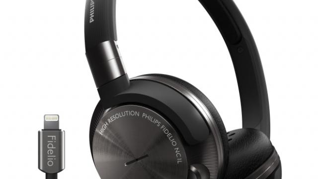 <b>CES 2015: Philips anunță căștile Fidelio NC1L; sosesc cu tehnologia de anulare a zgomotelor de fundal și port Lightning</b>Pe lângă smartphone-uri și alte device-uri inteligente, anul acesta la CES am avut ocazia să admirăm și câteva perechi de căști foarte inovatie. Un astfel de exemplu sunt și căștile Philips Fidelio NC1L ce sosesc la pachet cu tehnologia de...