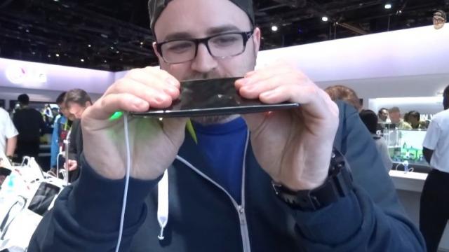 <b>LG G Flex 2 trecut prin testul de Îndoire la CES 2015 (Video)</b>Nu se putea ca un telefon modern să nu fie trecut prin testul de îndoire, mai ales unul care se lauda cu flexibilitatea sa. E vorba despre LG G Flex 2, care a debutat în această săptămână la CES 2015 si pe care îl vedeți "flexat" mai jos. &nbsp;...