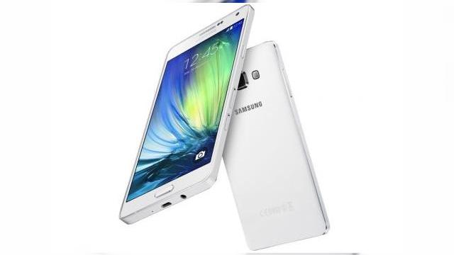 <b>Samsung Galaxy A7 anunțat oficial; acesta este cel mai subțire smartphone din portofoliul companiei (6.3 mm)</b>Iată că astăzi cei de la Samsung anunță un nou device, și anume modelul Galaxy A7 (SM-A700), terminal de tip phablet ce sosește într-o carcasă metalică uni-body cu grosime de doar 6.3 mm, această dimensiune oferindu-i titulatura de cel mai...