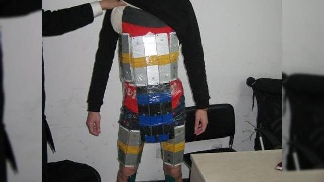 <b>Traficantul de iPhone-uri: povestea omului care a trecut peste graniță aproape 100 de iPhone-uri lipite de corp</b>Un bărbat a fost arestat la granița Chinei pentru că încerca să transporte fraudulos zeci de telefoane Apple, avându-le lipite de corp. E vorba despre 94 de iPhone-uri, pe care le vedeți alipite de corpul traficantului în imaginile de mai jos....