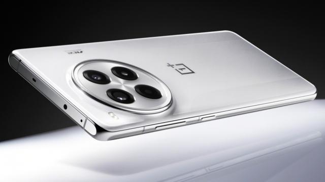 <b>OnePlus Ace 3 Pro a înregistrat deja 200.000 de precomenzi; lansare pe 27 iunie</b>OnePlus Ace 3 Pro urmează să fie lansat pe 27 iunie și deja a captat atenția publicului, cu peste 226.700 de precomenzi înregistrate pe OPPO Mall China. Acest interes este justificat de specificațiile impresionante și inovațiile de design ale telefonului.