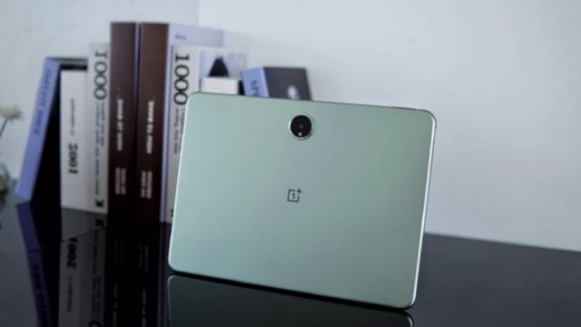 <b>OnePlus Pad Pro: Detalii și imagini live înainte de lansarea din 27 iunie</b>OnePlus va lansa pe 27 iunie o serie de produse noi, printre care și tableta OnePlus Pad Pro. Compania a confirmat oficial această lansare și, recent, au apărut imagini live pe Weibo care oferă o privire detaliată asupra dispozitivului..