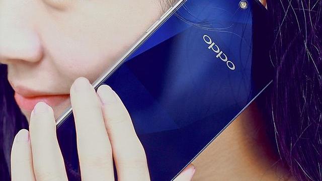 <b>Oppo R1C lansat oficial În China; vine cu panou spate protejat de un strat de safir și costă 400$</b>O nouă lansare ce a avut loc astăzi este și cea a lui Oppo R1C, un smartphone mid-range ce adoptă o carcasă foarte atractivă cu grosime de doar 6.85 mm. Pe lângă stratul de sticlă prezent pe spatele telefonului, vom primi la pachet și un display...