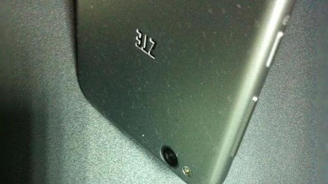 <b>ZTE Blade S6, clonă de iPhone 6 cu pretenții ajunge pe web sub formă de imagini hands on</b>Cei de la ZTE au lansat nu cu mult timp în urmă primul lor telefon cu procesor 64 bit, iar acum au planuri mari pentru perioada următoare. Ele par a include și o clonă de iPhone 6, dacă ne luăm după imaginile de mai jos. Terminalul din imagini a...