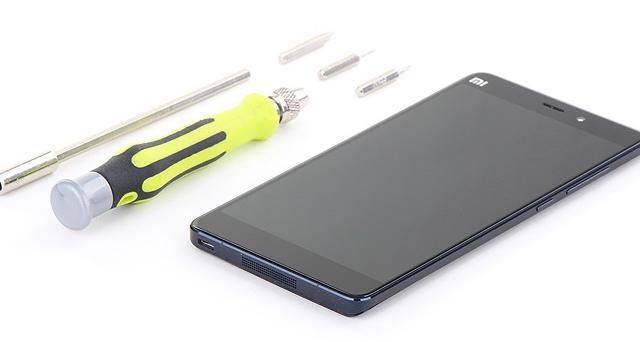 <b>Phabletul Xiaomi Mi Note dezasamblat, componentele analizate În detaliu</b>Xiaomi a anunțat cu câteva zile în urmă primul super smartphone al acestui an, modelul Xiaomi Mi Note. Acesta are 2 versiuni, una cu ecran Full HD și 3 GB RAM și una Quad HD cu 4 GB RAM. Terminalul cu ecran de 5.7 inch a fost acum și dezasamblat...