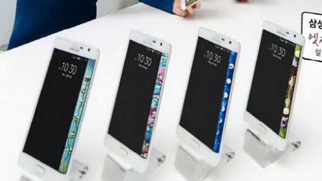 <b>Samsung Galaxy S6 ar putea veni cu un corp ce combină metalul cu sticla și cu design unibody</b>O nouă sursă din Coreea de Sud are informații legate de Samsung Galaxy S6, care se pare că va sosi cu un corp unibody, ce combina metalul cu sticlă. Aflăm și că handsetul ar putea avea baterie neaccesibilă pentru utilizator și care nu se poate...