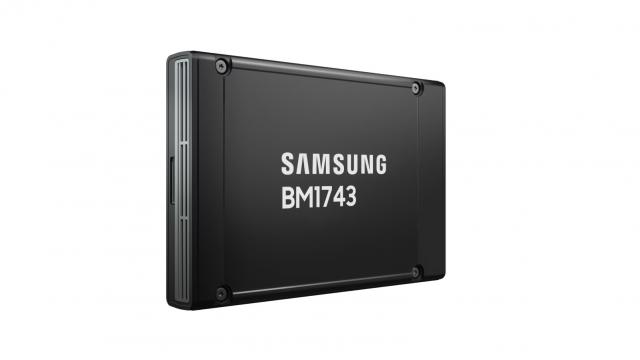 <b>Noul SSD BM1743 de la Samsung: 62 TB de stocare și performanță pentru centrele de date</b>Samsung a lansat recent noul său SSD, BM1743, care impresionează prin capacitatea sa de 62 TB. Acesta folosește tehnologia de a șaptea generație V-NAND (3D NAND) QLC și este compatibil cu interfețele PCIe 4.0 și PCIe 5.0. Deși vitezele de citire și ...