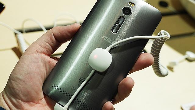 <b>ASUS ZenFone 2 va primi o versiune "Mini" de 5 inch În martie</b>ASUS ZenFone 2 este un phablet de 5.5 inch care a ieșit în evidență prin faptul că poate include până la 4 GB RAM. Aparent, pe lângă cele două versiuni ale acestui model, va exista și o a treia cu ecran de 5 inch. &nbsp; La ora actuală ASUS...