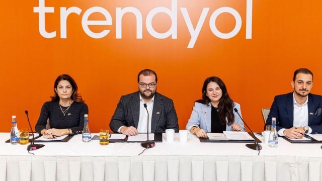 <b>Trendyol intră în România cu reduceri atractive; E deţinut în bună parte de gigantul Alibaba</b>Zilele acestea pe buzele tuturor se află Shein, Temu, Aliexpress şi alte outlet-uri online de fast fashion sau gadgeturi. Un rival nou a sosit în România, unul din Turcia cunoscut drept Trendyol. Ei bine gigantul e-commerce deţinut în proporţie 