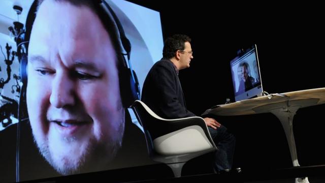 <b>Kim Dotcom lansează MegaChat, un serviciu criptat de apelare video și un "Skype Killer"</b>Kim Dotcom a lansat astăzi MegaChat, un serviciu criptat de apelare video, care se vrea a fi un "Skype Killer". Produsul se afla în dezvoltare de mai bine de un an, iar funcțiile sale sunt destul de modeste.   Printre ele se număra apelare video...