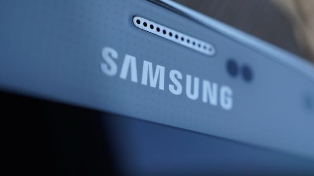 <b>O potențială lista de specificații a lui Samsung Galaxy S6 ajunge pe web... din nou</b>Intrăm în curând în linie dreaptă cu MWC 2015 și asta înseamnă că nu va exista nici o zi fără o scăpare legată de terminalele lansate în Barcelona. Azi descoperim o nouă listă de specificații asociate lui Samsung Galaxy S6 și ele sună...