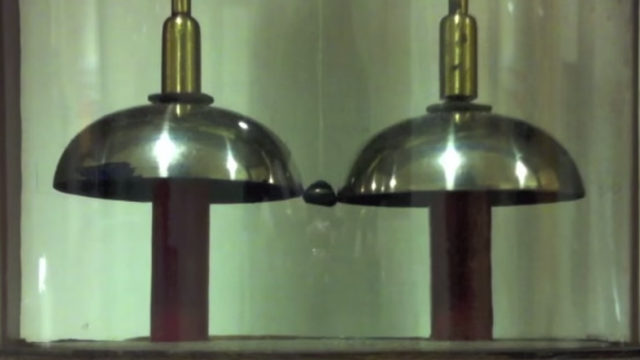 <b>O baterie care funcționează de aproximativ 175 de ani descoperită Într-un laborator de la Universitatea din Oxford (Video)</b>în vreme ce noi încă ne mirăm dacă prindem mai mult de o zi de baterie cu smartphone-urile noastre, există o baterie care recent a atins 175 de ani de funcționare. Ea se află la Universitatea din Oxford, în laboratorul Clarendon și face parte...