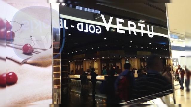 <b>Brandul de lux VERTU are o mini reprezentanță În aeroportul internațional din Dubai</b>VERTU, faimosul brand de lux care a aparținut de Nokia la un moment dat are o mică reprezentanta în cadrul aeroportului internațional din Dubai. Acesta e mai degrabă un mic chioșc, decât un magazin propriu zis, el neavând delimitarea unui magazin...