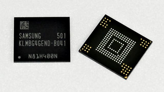 <b>Samsung prezintă primul chip de pe piață ce conține memoria RAM și memoria de stocare Într-un singur pachet</b>în cursul zilei de ieri, producătorul sud-coreean Samsung a anunțat lansarea primului chip de pe piață ce conține memoria RAM și memoria de stocare într-un singur pachet, acesta având denumirea ePoP. Aflăm că ni se oferă 3 GB memorie LPDDR3...