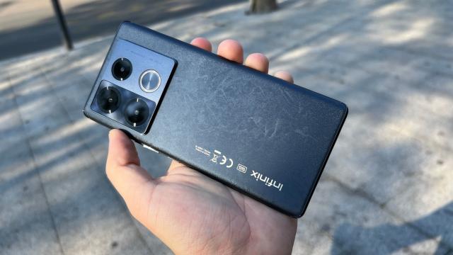 <b>Infinix Note 40 Pro+: Design similar lui Pro, doar că acum în ediția cu spate din sticlă cu efect marmură</b>Infinix Note 40 Pro+ adoptă un design premium, la fel ca și Note 40 Pro 4G pe care l-am testat anterior și la prima vedere nu ai zice că sunt mari diferențe. Nici nu sunt la nivel vizual, cu excepția unui LED RGB care apare în spate