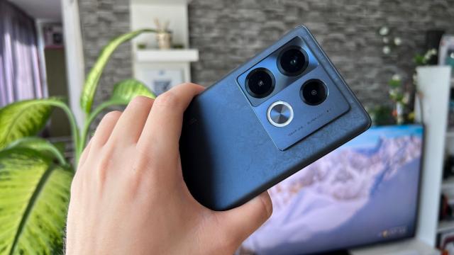 <b>Infinix Note 40 Pro+: Fără upgrade-uri la nivel de cameră din păcate, 1:1 cu Note 40 Pro 4G</b>Nu puteam omite capitolul camera din cadrul recenziei lui Infinix Note 40 Pro+, chiar dacă pe hârtie avem fix același setup regăsit pe Note 40 Pro 4G. Vorbim despre o cameră triplă de 108 mpx wide, OIS (f/1.8, 24mm, 1/1.67”, PDAF, 0.64µm) 