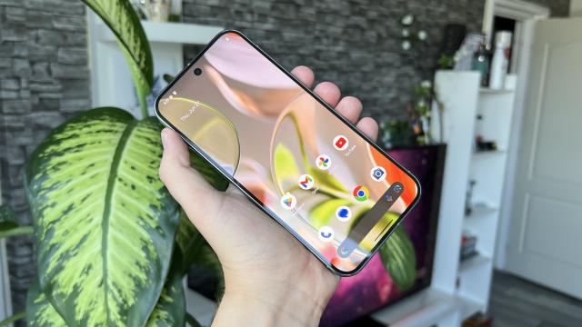 <b>Google Pixel 9 Pro XL are cel mai bun display din lume conform DxOMark; Iată unde excelează</b>Acum că telefoanele Pixel 9 sunt disponibile, avem ocazia să vedem o serie de teste importante realizate asupra camerelor şi ecranelor lor. Evident, DxOMark e "vinovatul" şi în acest articol aflaţi cum stă Pixel 9 Pro XL la capitolul 
