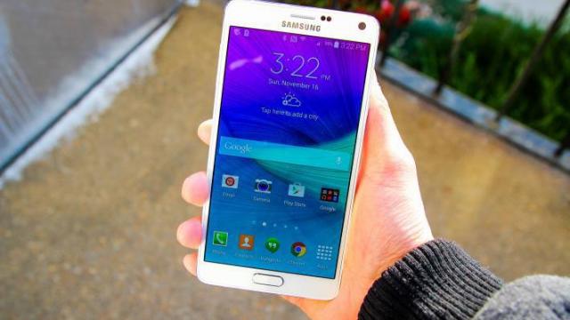 <b>Samsung Galaxy Note 4 (versiunea Snapdragon) și Galaxy Note 3 LTE primesc actualizarea la Android 5.0.1</b>Vești bune pentru posesorii ultimelor 2 generații de phableturi Samsung, care au început să primească astăzi actualizarea la Android 5.0.1. Mai precis e vorba despre Samsung Galaxy Note 4 în varianta cu procesor Snapdragon, dar și Galaxy Note 3...