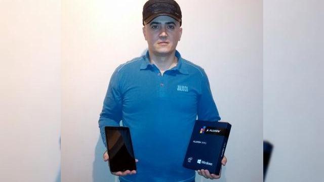 <b>Tableta Allview Wi8G are un câștigător! Se numește Belingher Claudiu Laurențiu și este din Târgu Jiu</b>Prima tabletă Allview cu Windows 8.1 pe care am testat-o a fost oferită de Mobilissimo.ro la concurs și azi vă putem anunța în sfârșit cine este marele său câștigător. Terminalul cu ecran de 8 inch a fost câștigat de către Belingher Claudiu...